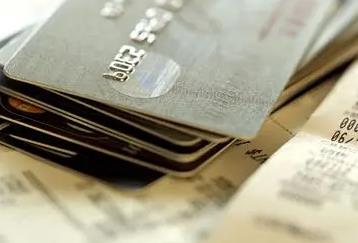 信用卡的逾期还款会对个人信用报告产生什么影响？配图
